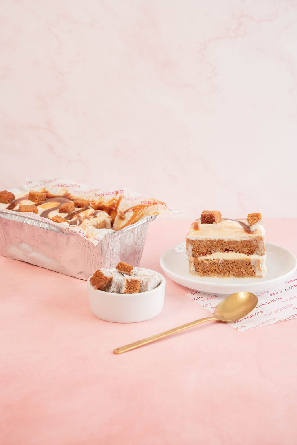 PAN DE CAJETA CON HELADO