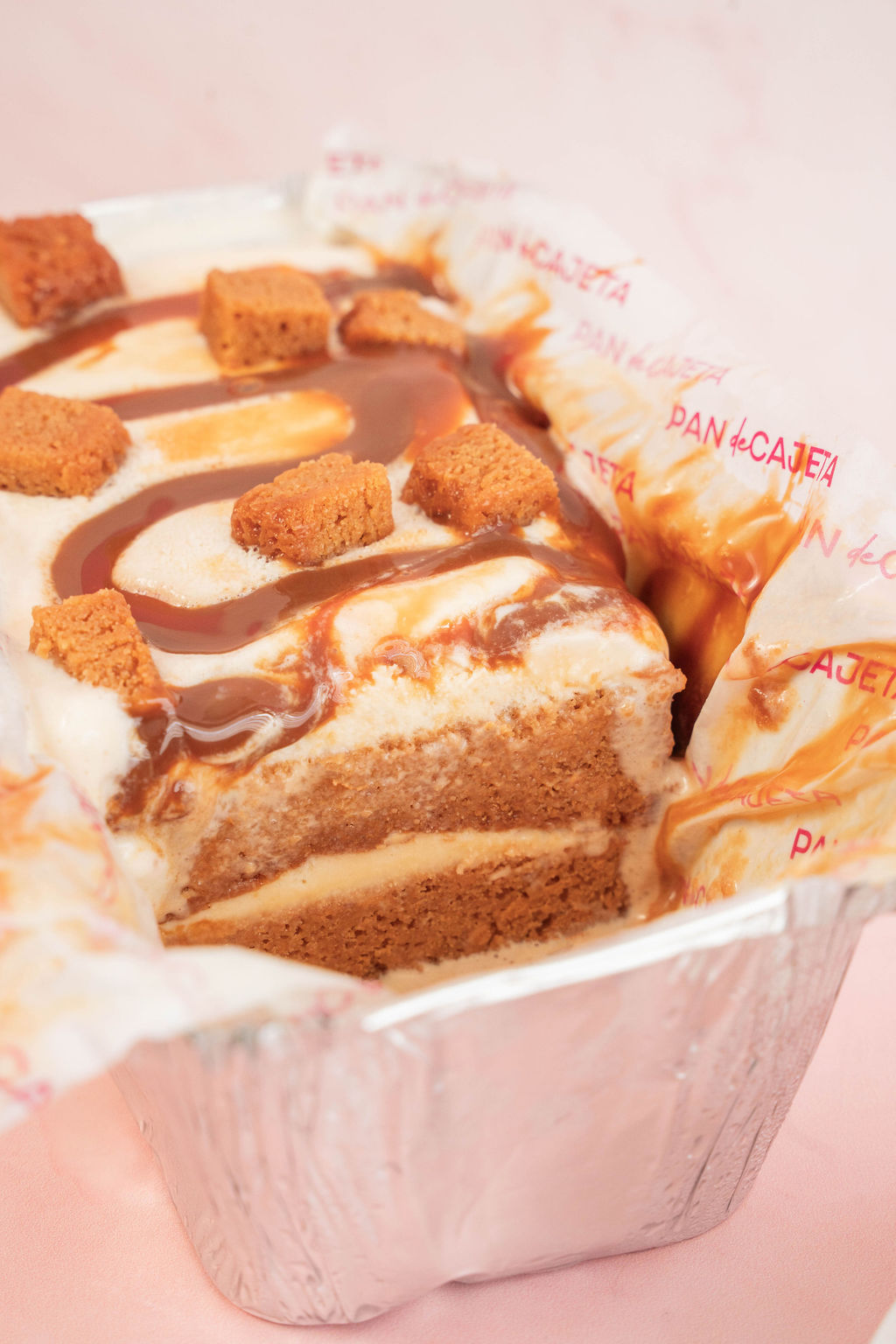 PAN DE CAJETA CON HELADO